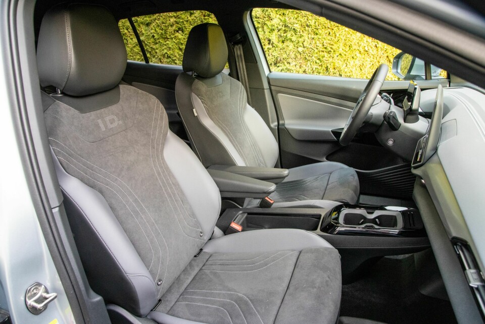 VW: Fine seter med behagelige armlener. Det og noen andre detaljer gir førerplassen et mer konservativt uttrykk.