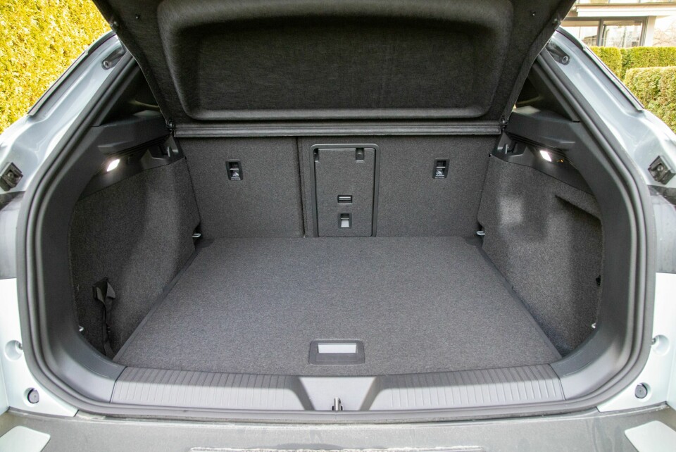 VW: Det er gode familiebildimensjoner over bagasjerommet. Solid hattehylle og ekstra plass under gulvet.