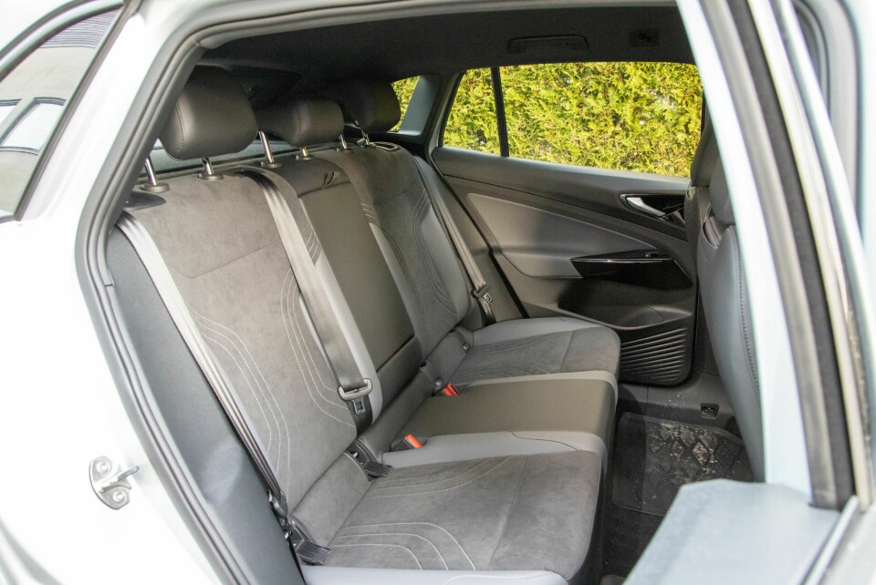 VW: Det er god benplass og takhøyde i baksetet, midtsetet har brukbar sittekomfort.