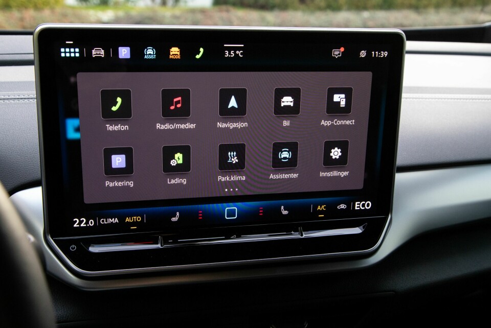 VW: Breddeformat på betjeningsskjermen og tydelige ikoner. Hurtigmeny i overkant og klimabetjening under fungerer bra.