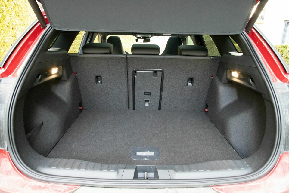 FORD: Bagasjerommet er kortere, men ellers nesten identiske mål. Samme plass under gulvplate, kun tynt stofftrekk som hattehylle.