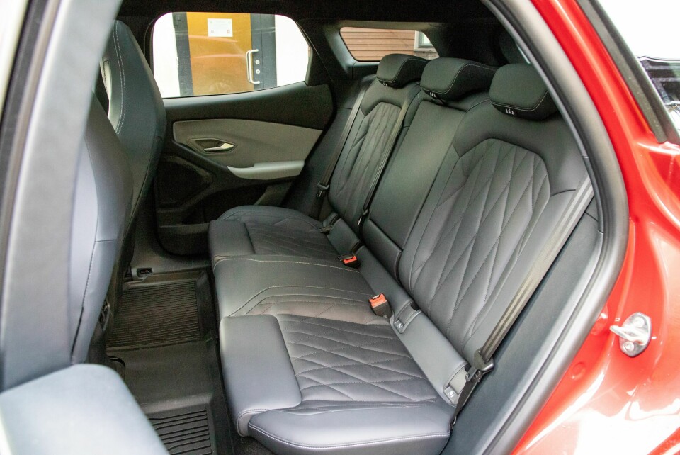 FORD: Bakseteplassen er et av områdene der de to tvillingmodellene er svært like. Noe ulik utforming av baksetet skiller mest.