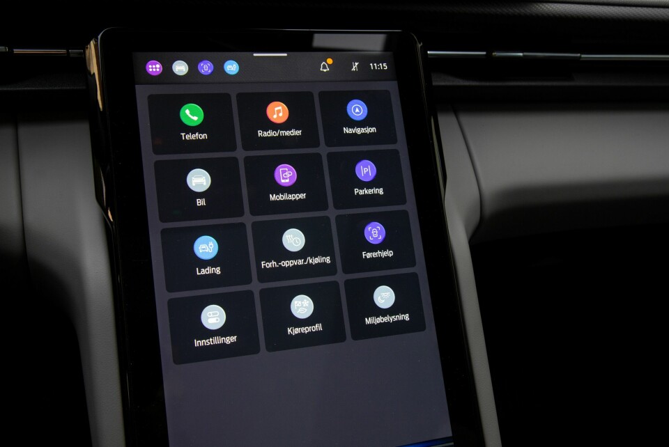 FORD: Høydeformat på betjeningsskjermen skjuler likhetene i systemet. Vi synes det er noe enklere å treffe rett ikon i denne løsningen.