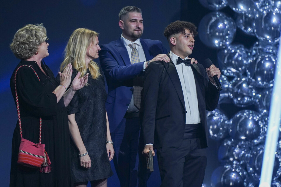 PRISVERDIG: Leo Ajkic har etter hvert vunnet mange priser for sine TV-programmer. Her er han sammen med Mustafa Hasan under Gullruten 2022, der serien «Rus» vant for beste aktualitetsprogram. Ajkic vant også prisen for beste aktualitetsprogramleder.