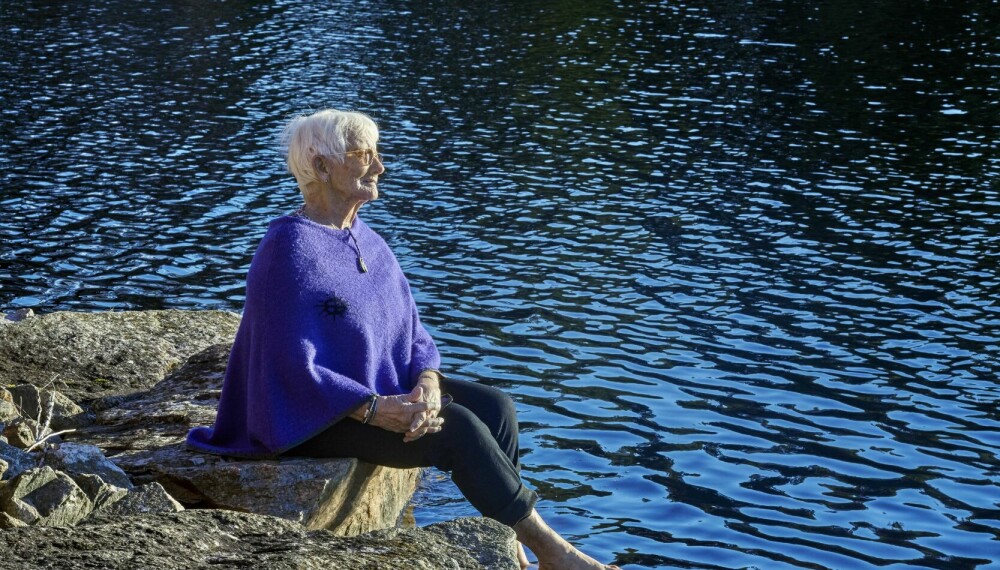 DET VÅTE ELEMENT: For Marit varer badesesongen helt til september. Hun trives godt med tom nede ved Rømsjøen.