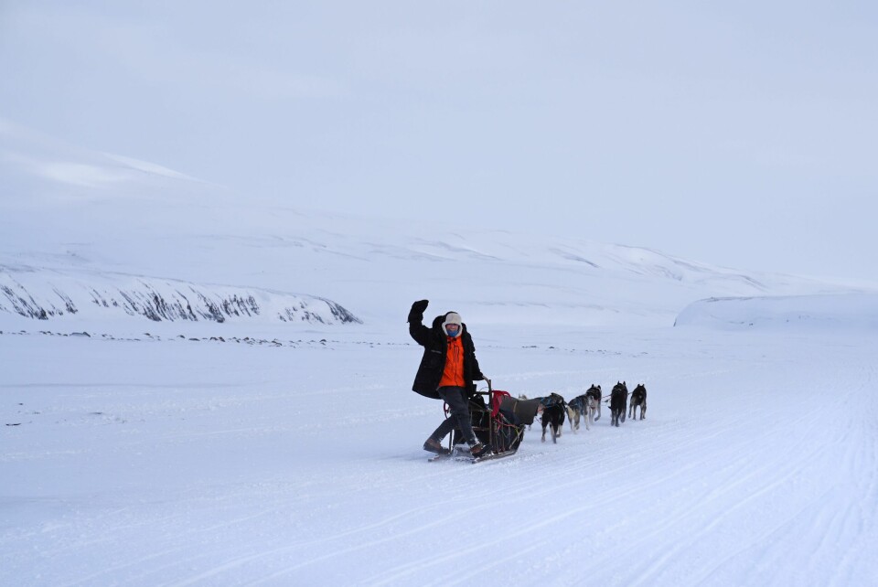EVENTYRLIG: Her er Monsen i kjent stil på Svalbard. Der møter han både forsker, fangstmann og kongen av Arktis og spør om vi kan beholde denne ville naturen i fremtiden.