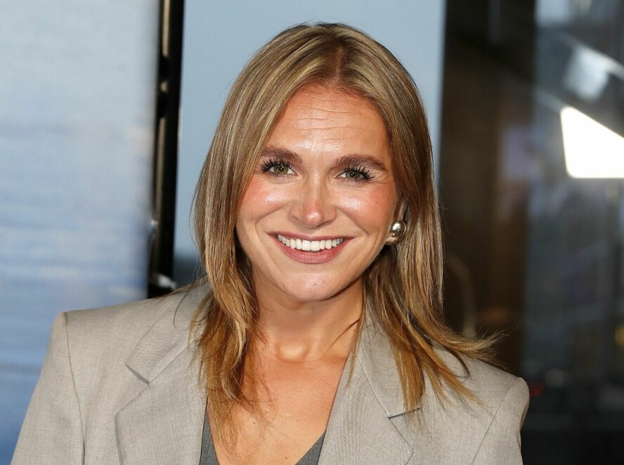 SANDRA SPJELKAVIK: Komiker og tekstforfatter. Hun høstet strålende anmeldelser for soloshowet «Sandra feier for egen dør» og har deltatt i TV-programmer som «Forræder» og «Sistemann ut». Før hun ble komiker på heltid, utdannet hun seg til journalist.