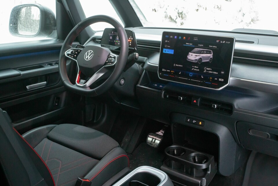 NESTEN PERSONBIL: Det er trivelig å sette seg bak rattet på ID.Buzz. Med unntak av sittestillingen er det mye som minner om VWs personbiler her.