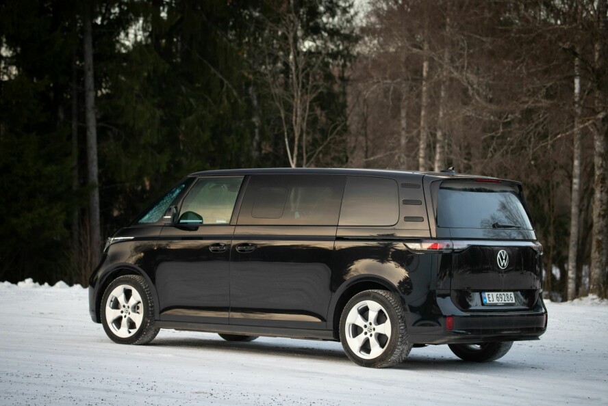 RASK OG STØDIG: 4WD og 340 hk setter fart i sakene, men bilen kjennes også stabil og trygg på vinterføre.