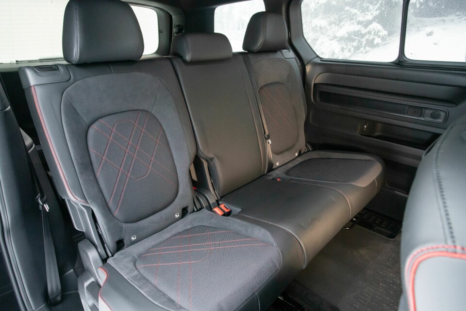 GOD PLASS: Ingen grunn til klaustrofobi på andre seterad. 60/40-splitt gir gode, individuelle justeringsmuligheter.
