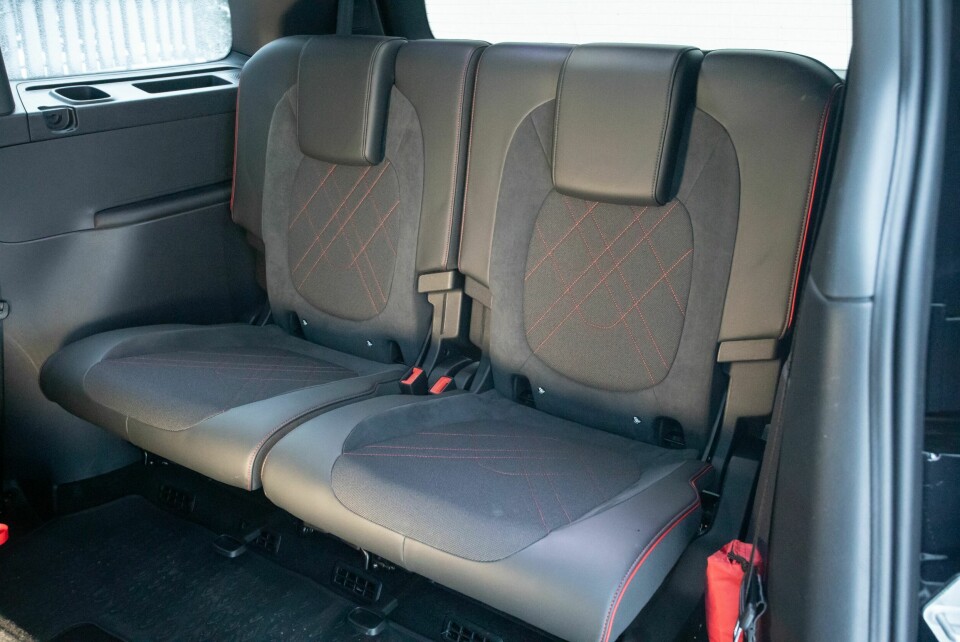 INGEN NØD: Den tredje seteraden omtales ofte som nødseter. men her er de fullgode sitteplasser. 50/50 splitt sørger for god fleksibilitet.