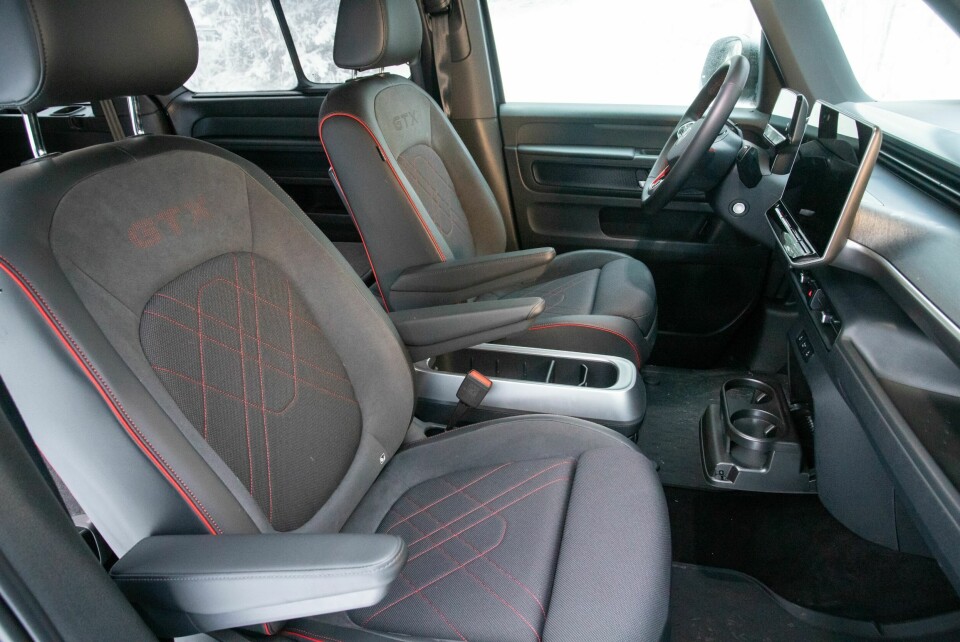 BEKVEMT: VW har gjort en god jobb med å gjemme bort varebilfølelsen på førerplass.