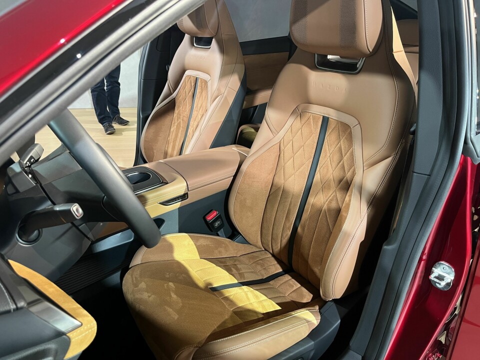 SEMSKET SKINN: Bilen vi fikk en sniktitt på hadde meget komfortable skinnseter med store flater med perforert, semsket skinn.