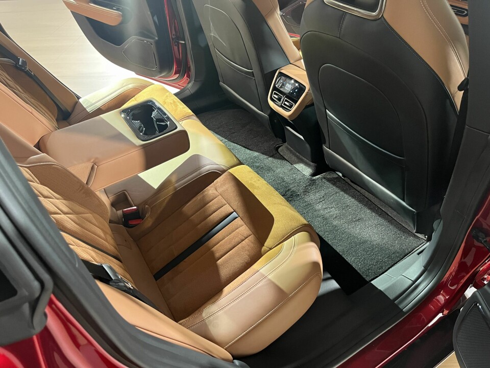 BEINPLASS: Bekvemt også i baksetet, men som i så mange andre elbiler gir batteripakkens plassering er litt høyt gulv.