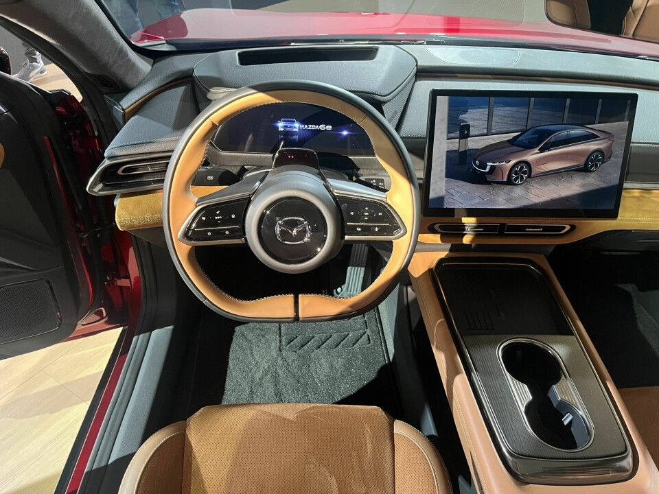 RYDDET: Ratt med godt ti på to-grep. Mazda har ryddet vekk knapper og betjeningshjulet på senterkonsollen. Dessverre, vil nok noen innvende.