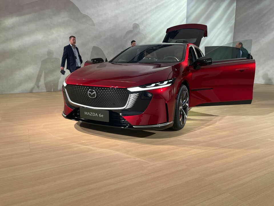 BAKLUKE: Mazda 6e har stor hatchback-bakluke
