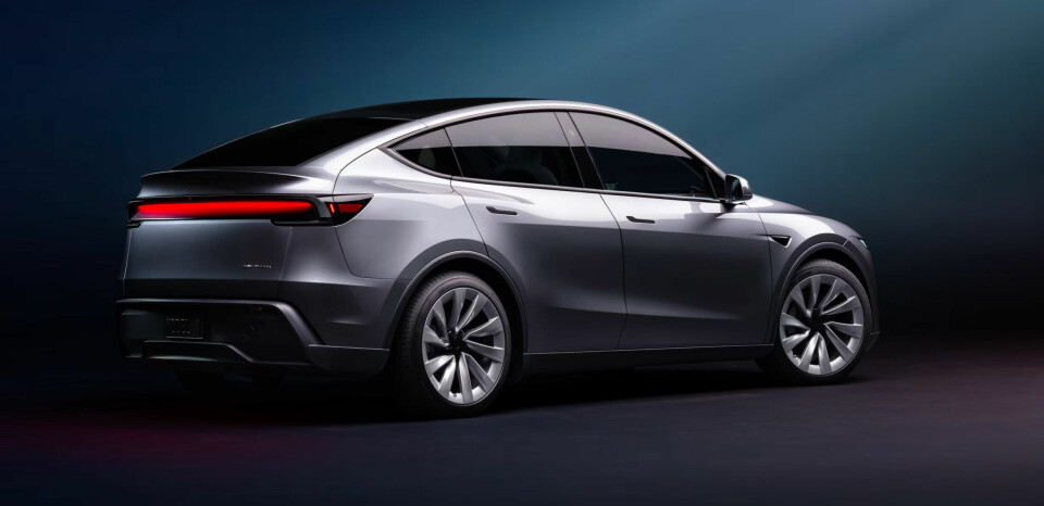 SÅPESTYKKE: Profilen er lik bakfra, men en bred LED-list gir et mer moderne utseende.