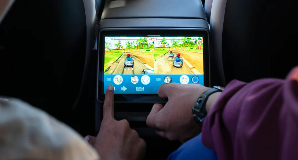 BAKSETET: 8-tommers skjerm for baksetet kan brukes både til underholdning og innstilling av varme/ventilasjon.