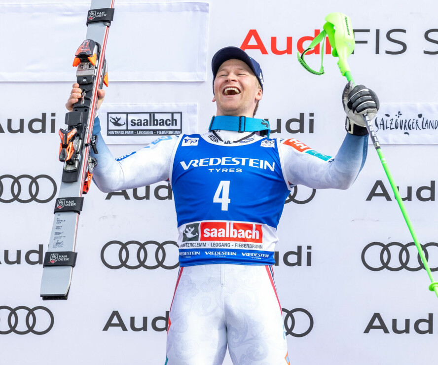 LYKKELIG: Her strålte Oppdal-gutten som aldri før etter å ha tatt sin første gullmedalje i verdenscupen i Saalbach i Østerrike i fjor.