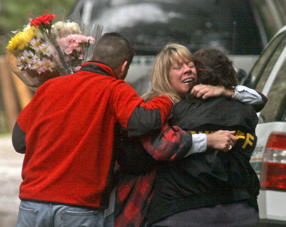 SLAPP UNNA: Mary Anderson og sønnen Ben feiret ikke julaften med familien dette året, det reddet trolig livene deres. De trøstes her av Robin Cleary fra politiet.