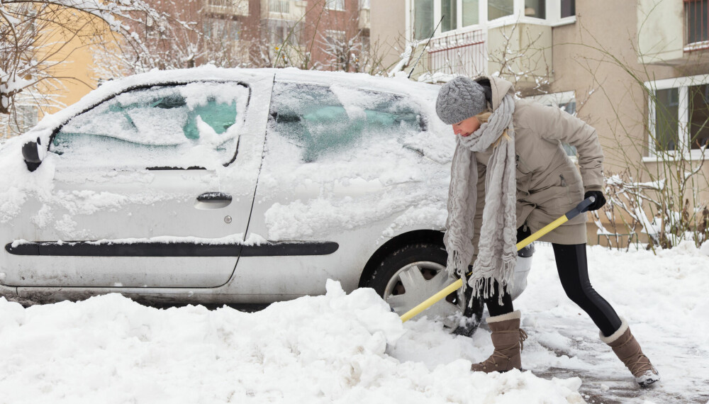 <b>SNØ FRA VEIEN:</b> Hvor skal jeg gjøre av snøen som brøytebilen har kastet inn på min eiendom - kan jeg måke den ut på veien igjen?