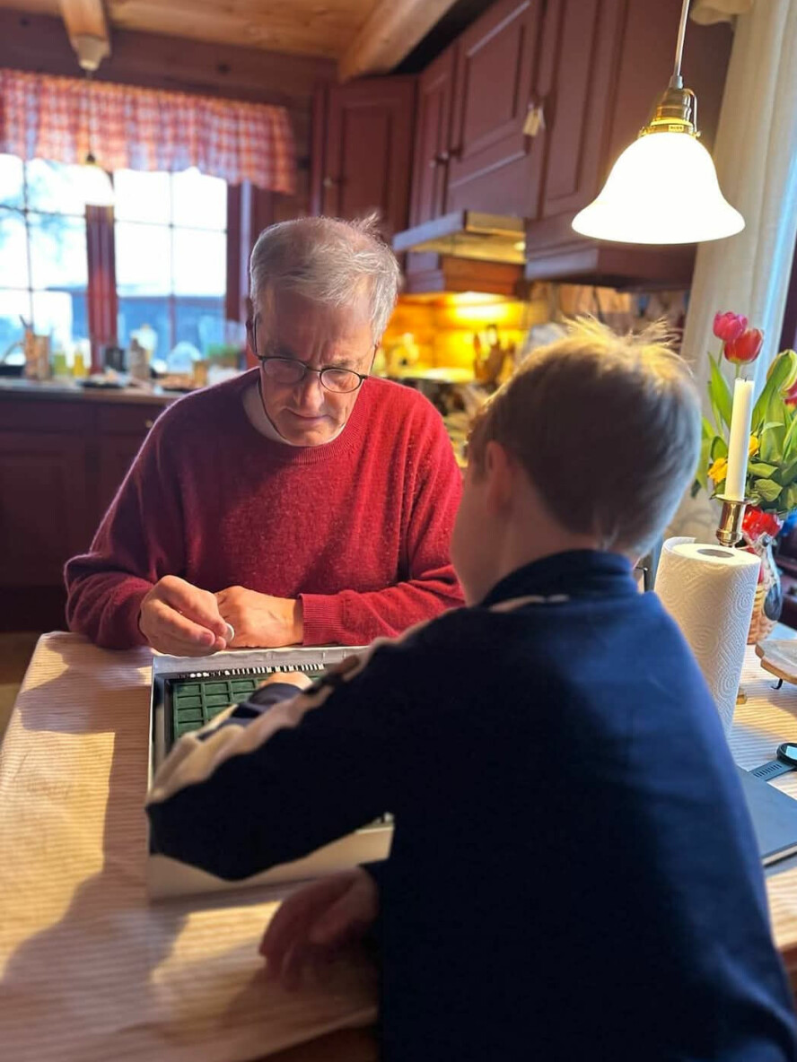 LYKKELIG BESTEFAR: Jonas er bestefar til tre og elsker å tilbringe tid med familiens yngste. Da er det ofte brettspill som står på agendaen.