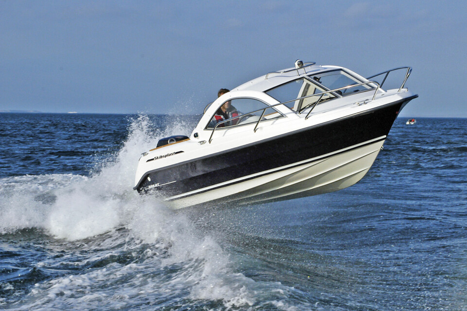 SKIBSPLAST 555 HT: «Skibsplast 555 HT har en forunderlig virkning på folk. Den har en slik må jeg ha-effekt man sjelden ser med andre båter. Og vi skjønner dem godt, for den er en særdeles trivelig båt», skrev Vi Menn Båt om Skibsplast 555 HT i 2009.