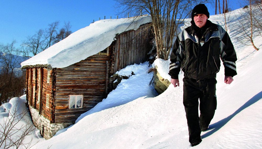 <b>SKRED-RAMPE: </b>John Kletthammer på taket av våningshuset på Nedre Kletthammer. Etter skredtragedien i 1868 ble husene bygd slik at et snøskred kunne gå over bygningene.