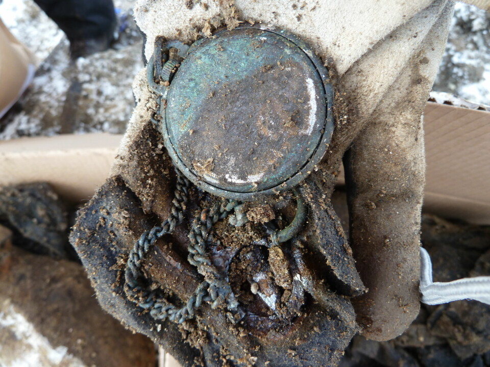 RESTER: Organisk materiale, personlige eiendeler, rester av blå marineuniformer og rester av kister viklet sammen med vannrør, diverse ledningsnett og søppel.