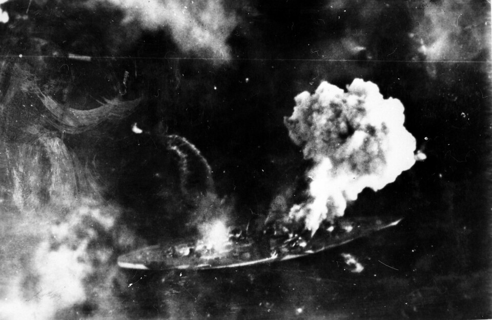 80 ÅR SIDEN: Bildet viser trolig bombingen av «Tirpitz», 12. november 1944. Anslaget på hvor mange som ble drept i angrepet varierer, men ligger mellom 950 og 1200 personer. Mellom 90 og 100 omkomne og et ukjent antall omkomne fra slagskipet «Scharnhorst», som ble senket 2. juledag i 1943, ble gravlagt på en kirkegård tyskerne hadde anlagt på toppen av Tromsøya.