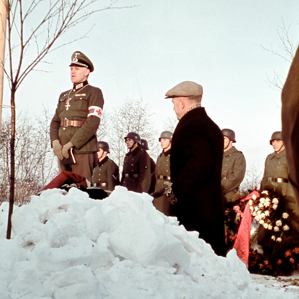 GRAV FOR TYSKE SOLDATER: På Elverhøy i Tromsø anla tyskerne en kirkegård for falne tyske soldater. Det ble gravlagt mellom 90 og 100 omkomne fra slagskipet «Tirpitz» og et ukjent antall omkomne fra slagkrysseren «Scharnhorst.» Kirkegården hadde ikke noe formelt vern da den ble avviklet i 1954. Da det skulle anlegges ny Coop-butikk på Elverhøy, ble det avdekket av krigsgravene på langt nær var tømt.