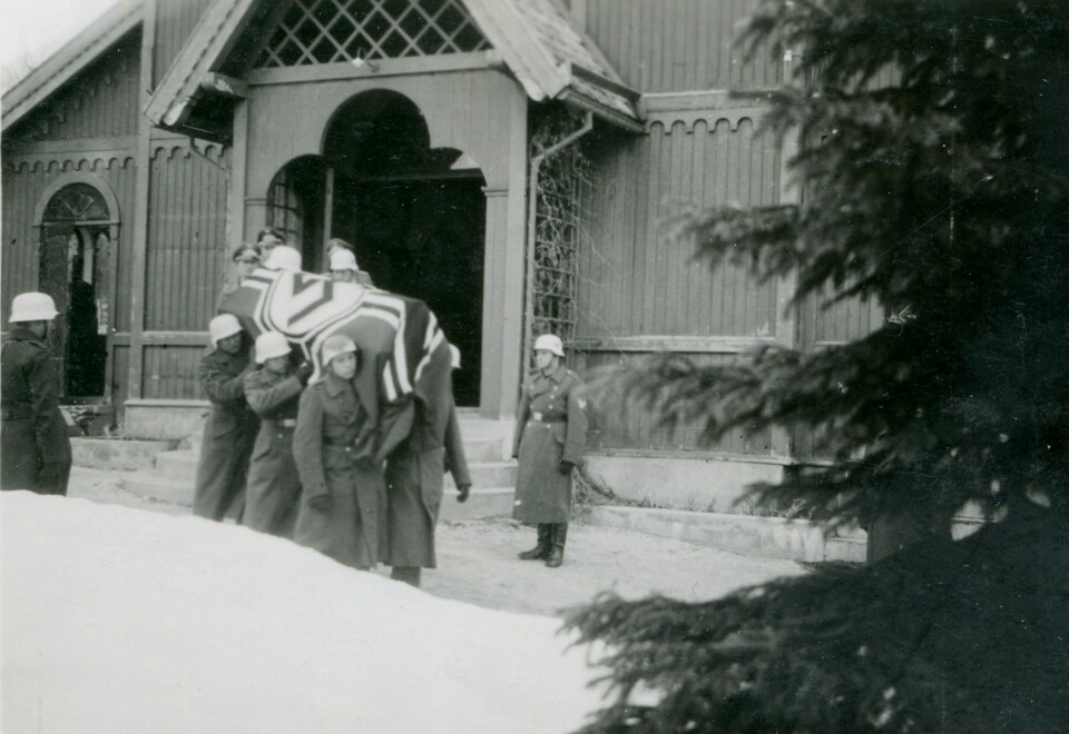 BEGRAVD FLERE GANGER: Tysk begravelse på Tromsø gravlund. De som ble gravlagt her ble tatt opp i 1946 og begravd på Elverhøy. I 1954 ble de atter gravd opp og flyttet til krigskirkegården i Botn i Saltdal i Nordland kommune. Mye ble dessverre liggende igjen.