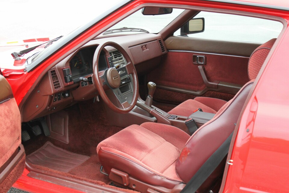 VELUR: Rødt interiør i delskinn og velur roper egentlig litt «Amerika», men så var den også ment til å selge godt «over there».
