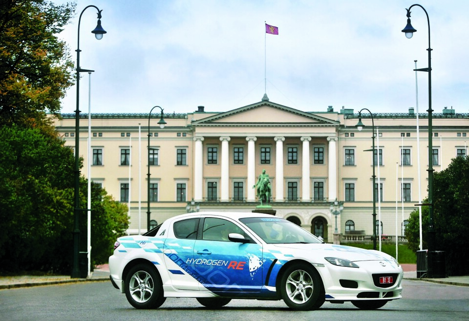 ARVTAKEREN: RX-8 etterfulgte i 2003. Et lite antall hydrogenversjoner ble produsert til det norske hydrogenprosjektet HyNor, som ikke ble noen suksess.