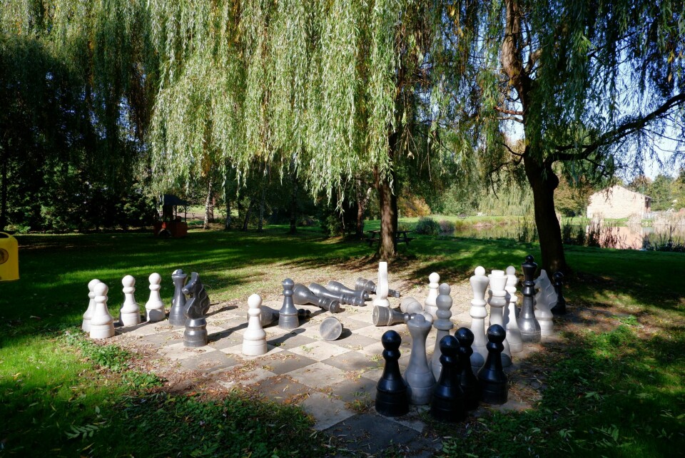 PARKSJAKK: Antallet ruter på et sjakkbrett er 64. Den lidenskapelige utesjakkspilleren Alexander Pitjusjkin bestemte seg for å drepe like mange mennesker. Han klarte det nesten.