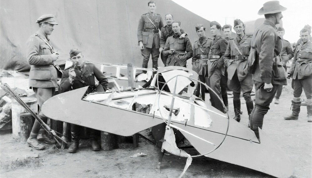 VED VRAKET: Australske menige og offiserer betrakter deler av flyet Richthofen fløy i 22. april 1918. Flyet ble plukket fra hverandre av suvenirjegere.