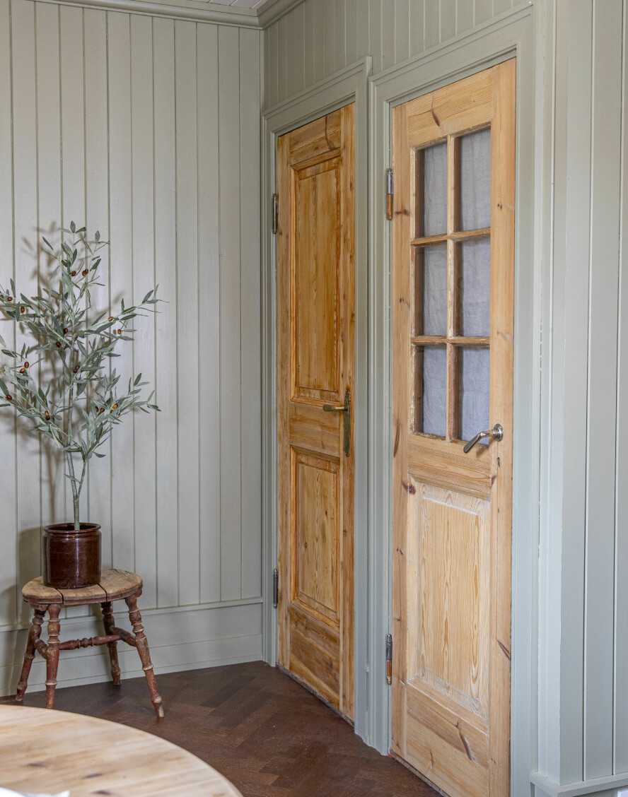 GAMLE DØRER: Disse to dørene sto i huset, og Tove har pusset dem ned. Hun hadde først planer om å male dem, men nå syns hun de er vakre trehvite. Bak den innerste døra er den gamle tjenestetrappa.