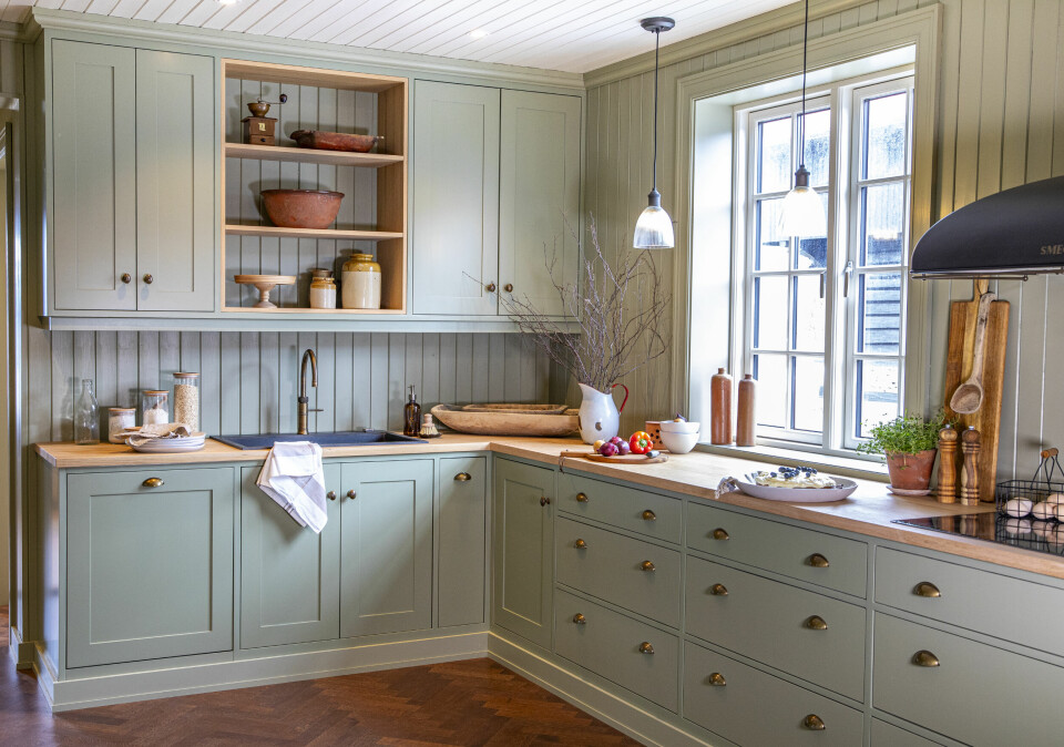 HELTRE: Kjøkken er bygd av lokale Schia møbelsnekkeri. I dette rommet var alt strippet ned, og de har lagt ned mange arbeidstimer her.