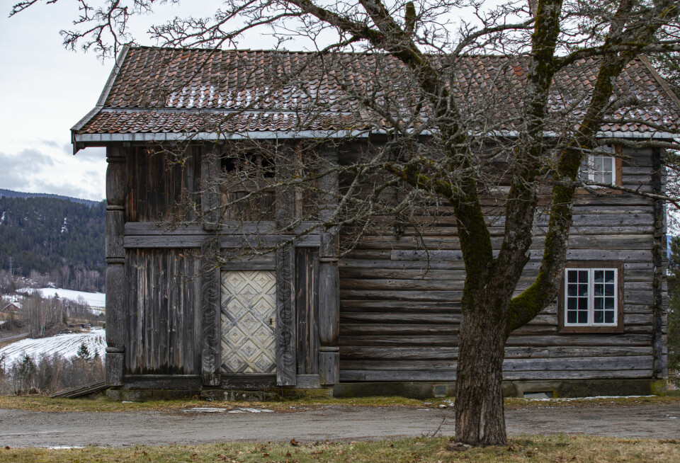 GAMLESTUA: Den staselige bygningen troner i all sin prakt på tunet. Tone håper hun kan få tillatelse til å bruke den som gårdsbutikk til sommeren.