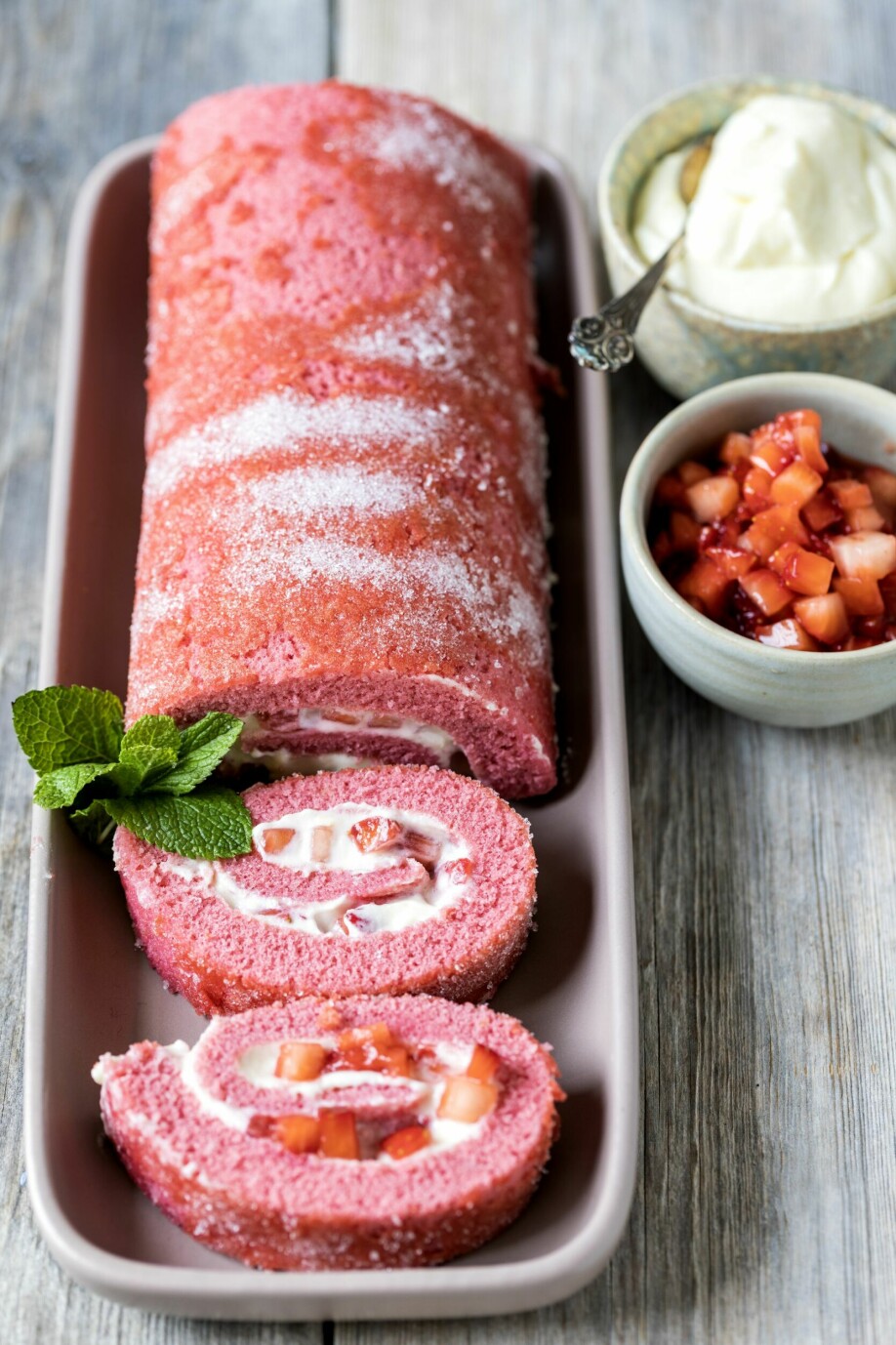 RULLEKAKE: Rød rulade med jordbær: Her har både fyllet og deigen fått fargen av sommerens søte jordbær.