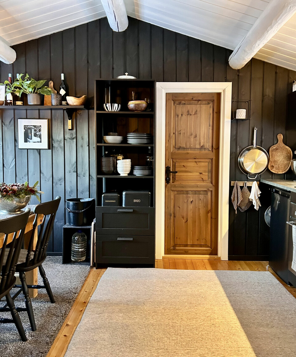 KJØKKEN: Det gamle, plassbygde kjøkkenet var ikke særlig funksjonelt, så Nina rev det og har satt opp ny innredning fra Ikea.