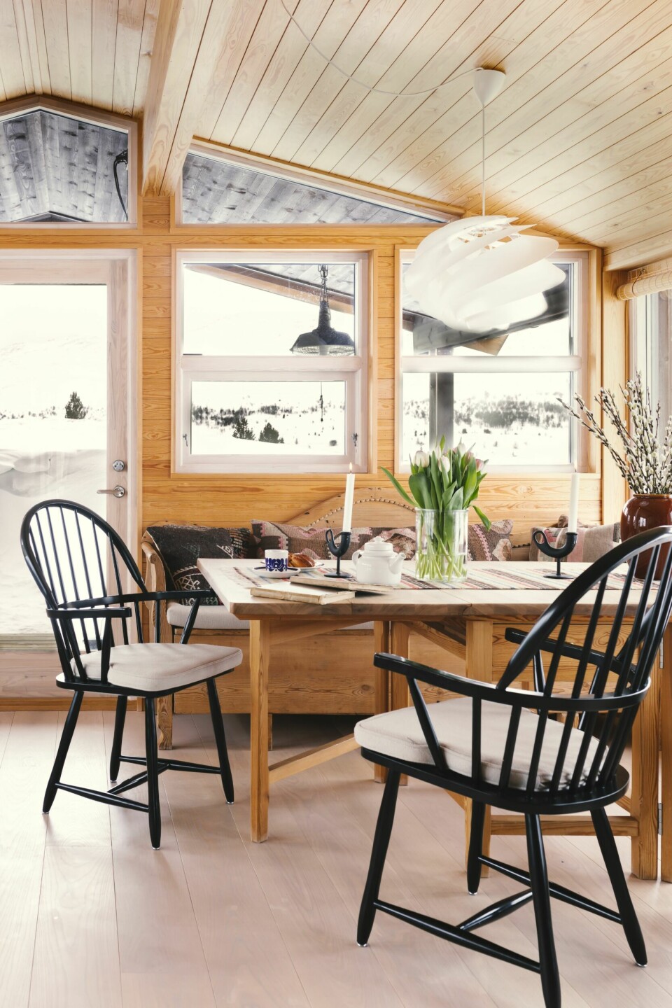 GODT SAMLINGSSTED: Rundt spisebordet kan familien bli sittende lenge. Bordet og slagbenken er et bruktfunn. Stolene Ola Windsor av Alf Sture er kjøpt hos Purnorsk.