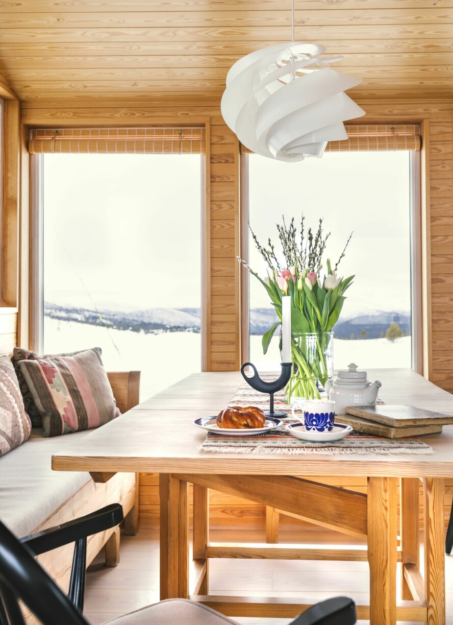 LYST ROM: De store vinduene åpner opp mot omgivelsene og gjør spiseplassen ekstra lys og trivelig.