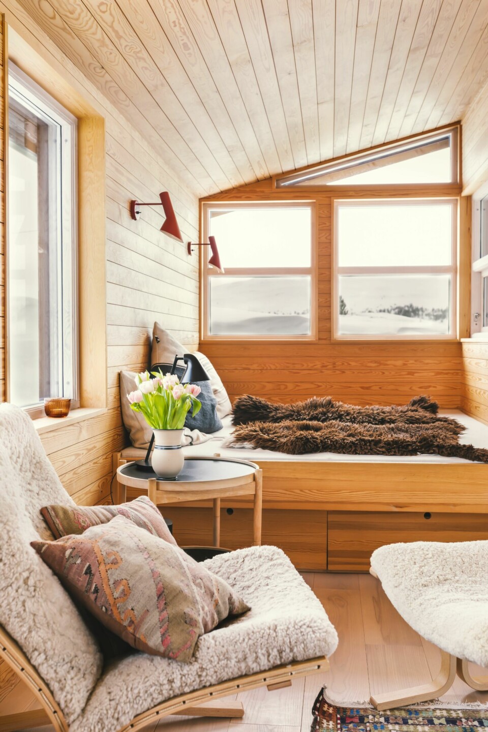 STUEKROK: Den plassbygde sofaen er fin å samle hele familien i. Den kan også brukes som ekstra gjesteseng. Stolen Siesta er fra LK Hjelle. Bord fra  Brdr. Krüger Bølling. Lampene er av Arne Jacobsen, fra Louis Poulsen.