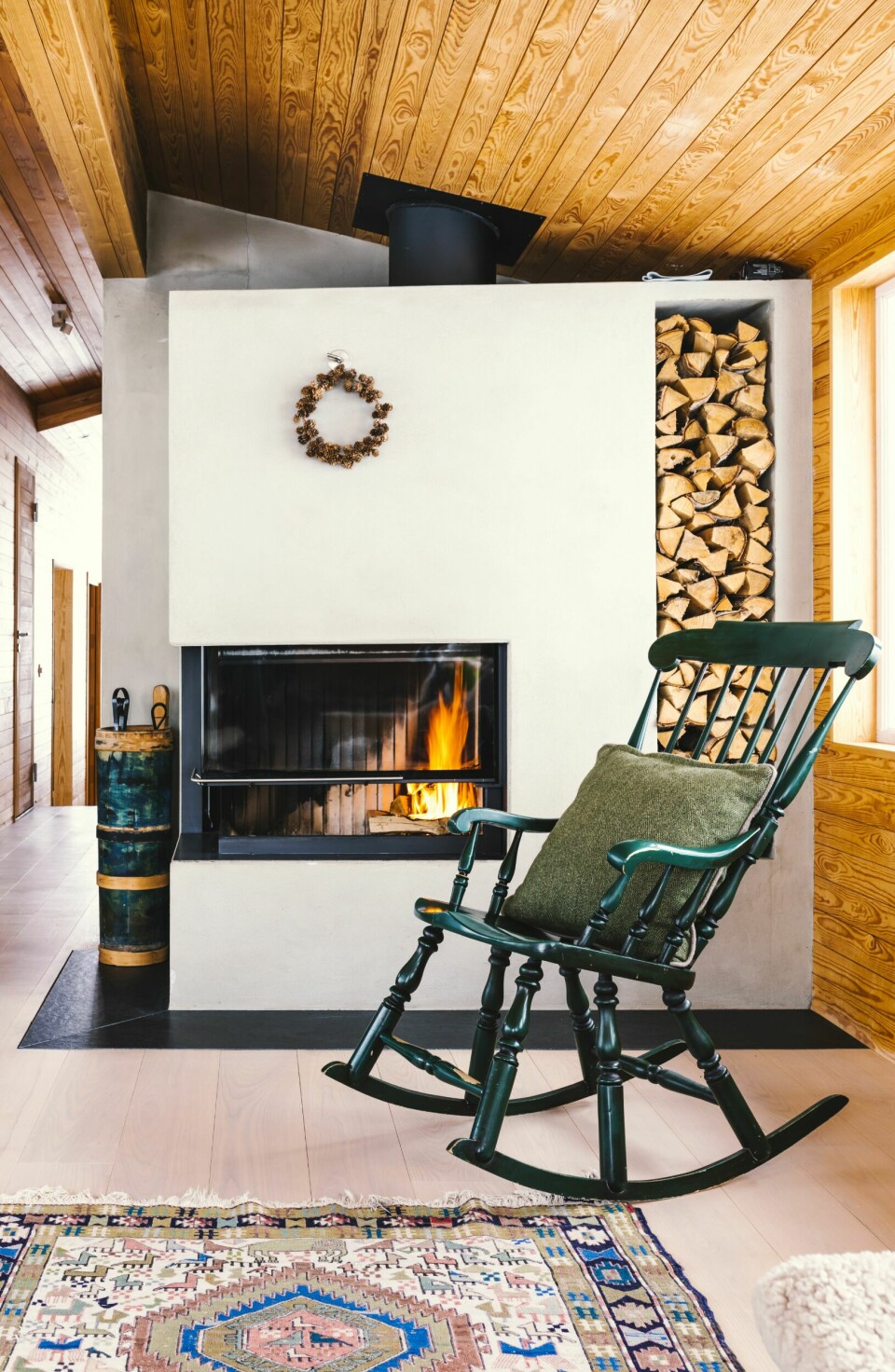 PEISKOS: Ny peis med ny pipe gir en god varme til hytta. Før ombyggingen og etterisoleringen tok det lang tid å varme den opp. Bærebjelken er den samme som i gamlehytta. Gyngestolen etter Oldemor Ågot er med videre.