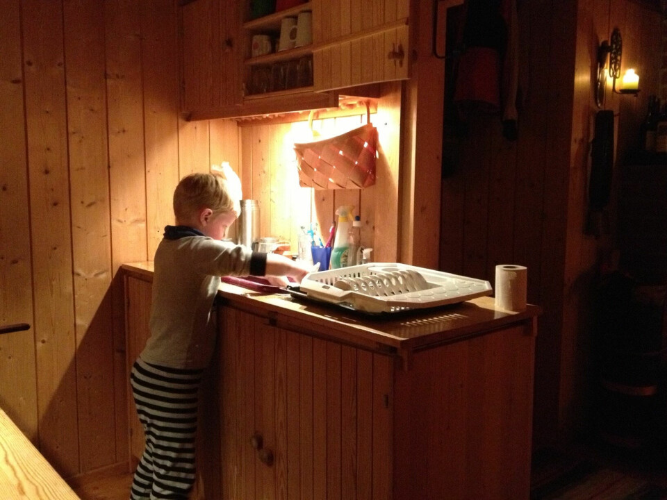 TILBAKEBLIKK: Det var en gang det var litt enklere komfort på hytta. Fra det vesle kjøkkenet slik det var før.