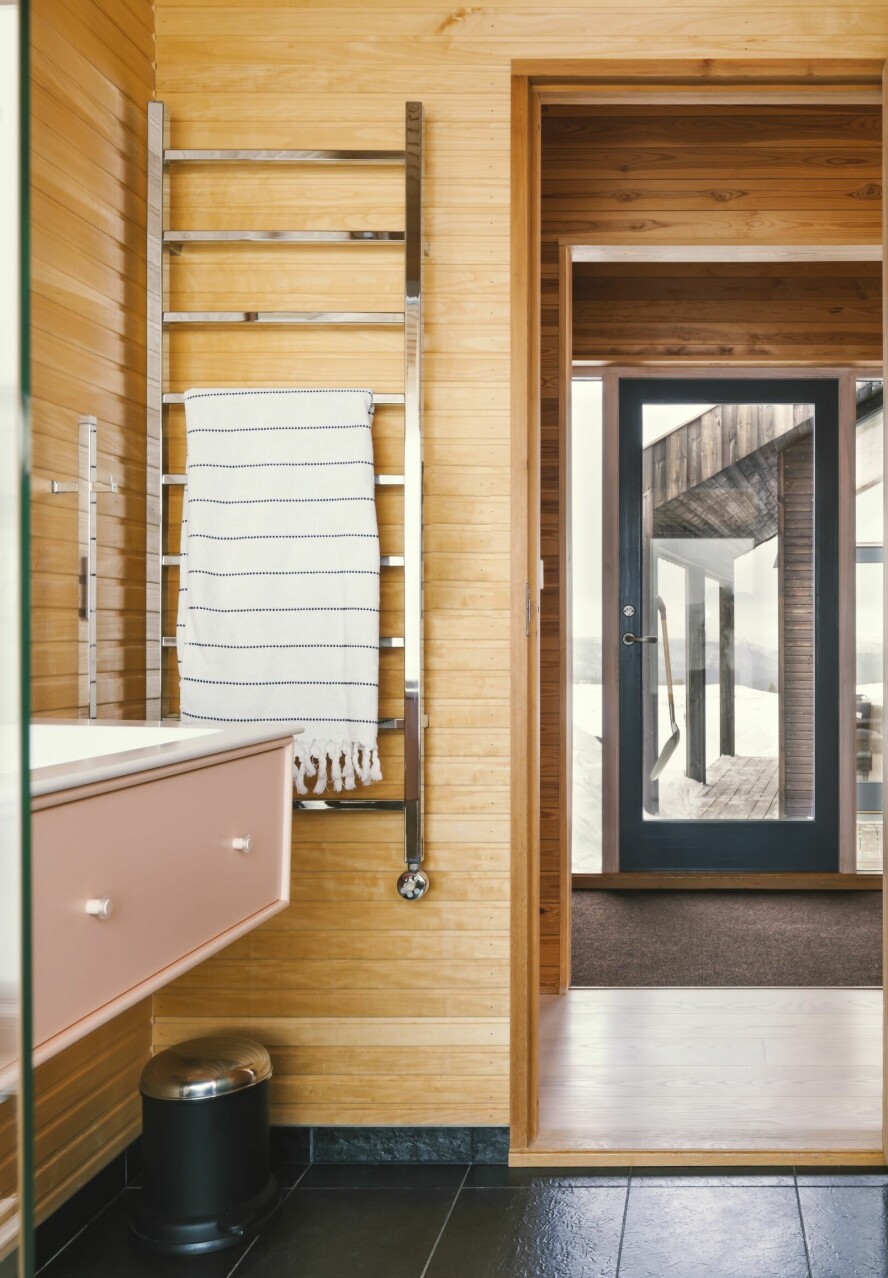 LANGE SIKTLINJER: Fra badet kan man se ut gjennom ytterdøren og videre gjennom svalgangen til annekset. Servantskap fra Montana.