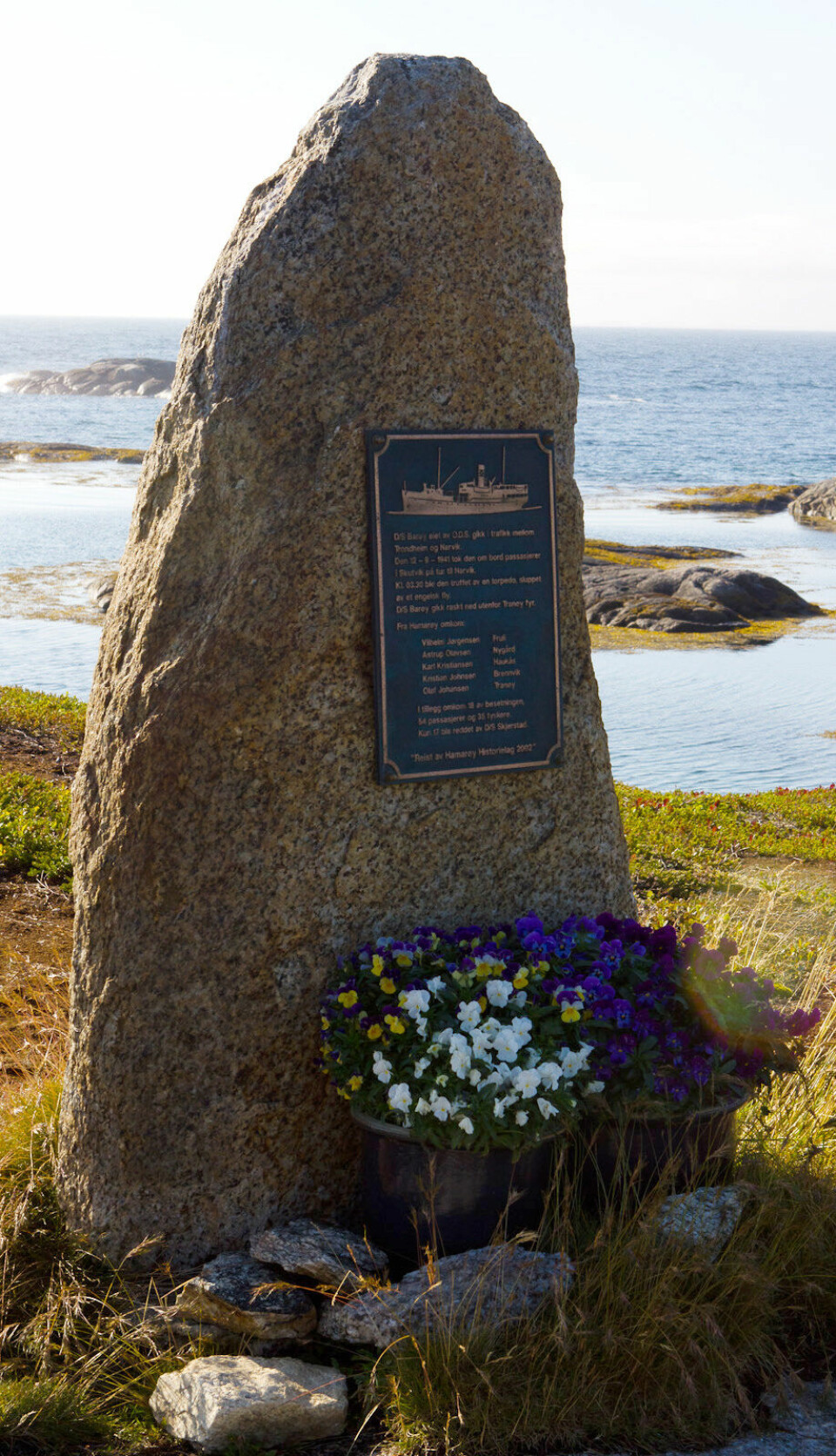 MINNESTEIN: En minnestein er i Lødingen nær stedet hvor DS «Barøy» sank for 75 år siden.