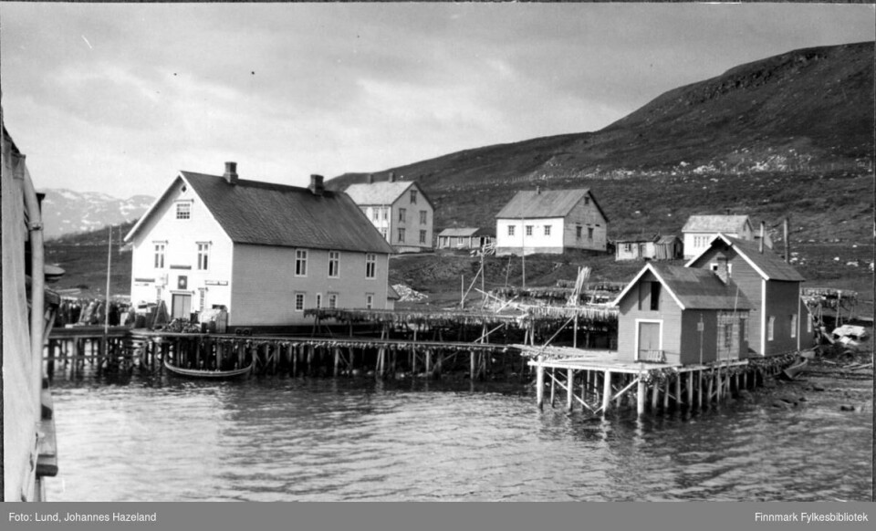 LITE TETTSTED: Kvalsund i Finnmark ble åsted for den første store systematiske kartlegging av samers fremtoning. Den dag i dag er et fjellparti utenfor bygda oppkalt etter ekspedisjonslederen Roland Bonaparte.