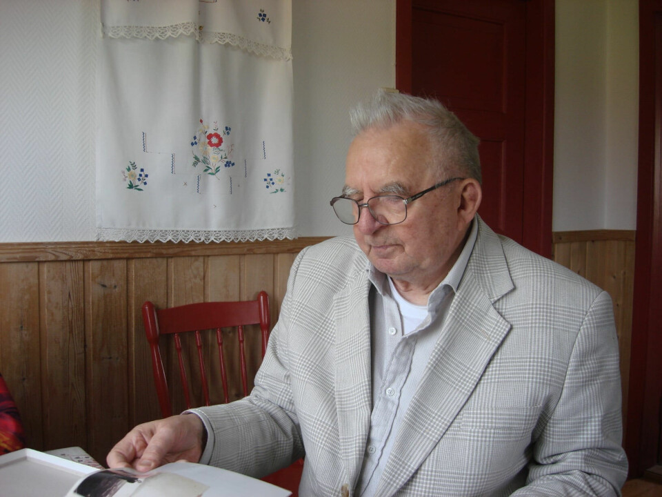 GRANSKER BILDER: Slektsgransker Ole Johan Nikodemussen brukte mye tid på å dykke ned i Ronald Bonapartes fotografier og nedtegnelser fra forskningsekspedisjonen til Finnmark i 1884.